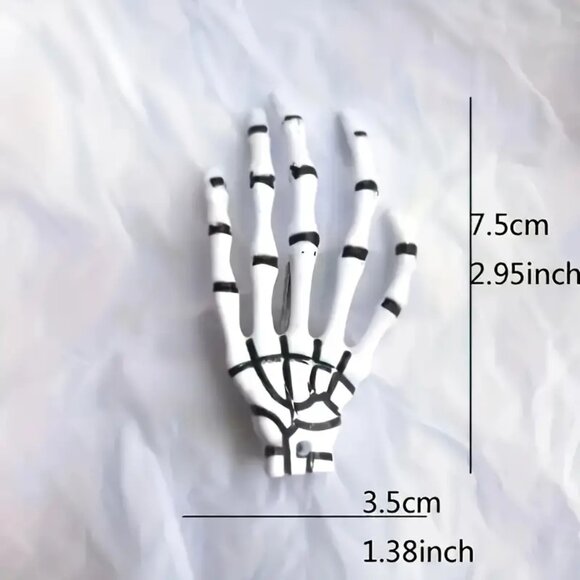 Skeleton hand hair clip great for Halloween - Picture 5 of 5
